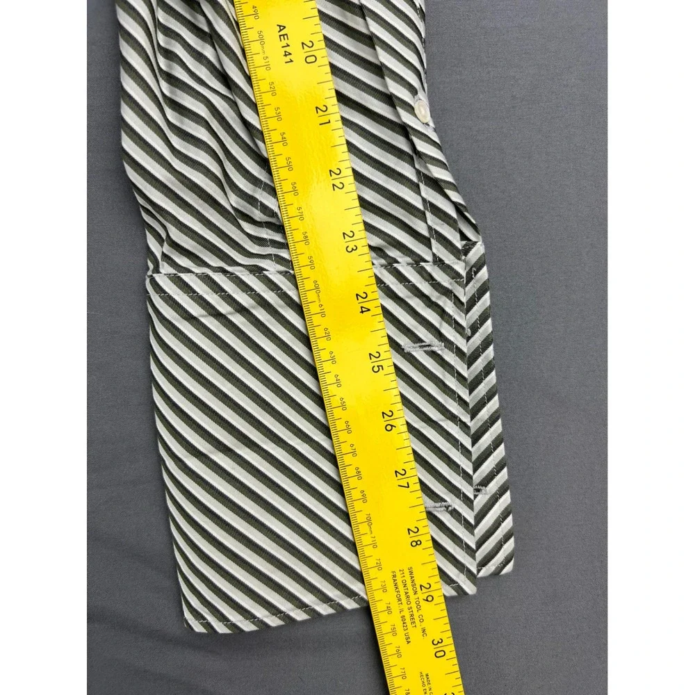 Banana Republic ships from